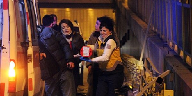 Otomobil alt geçide düştü: 3 yaralı