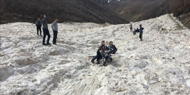 Kar yağmayınca çocuklar çığ bölgesinde kızaklarla kaydı