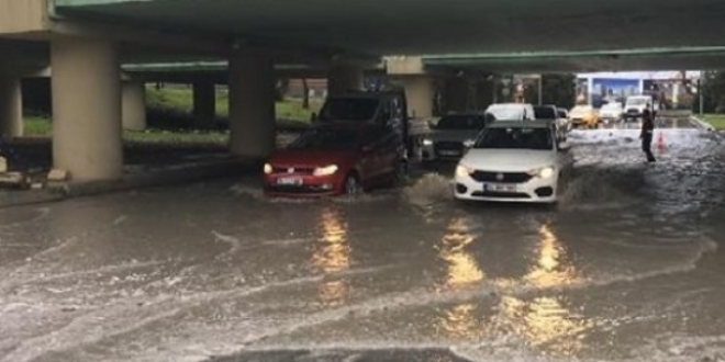 İstanbul'da kuvvetli yağış hayatı olumsuz etkiliyor