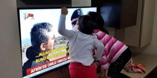 Babalarını televizyonda gören polis çocuklarının sevinci