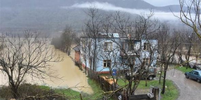 Yükselen baraj suları nedeniyle evleri su bastı