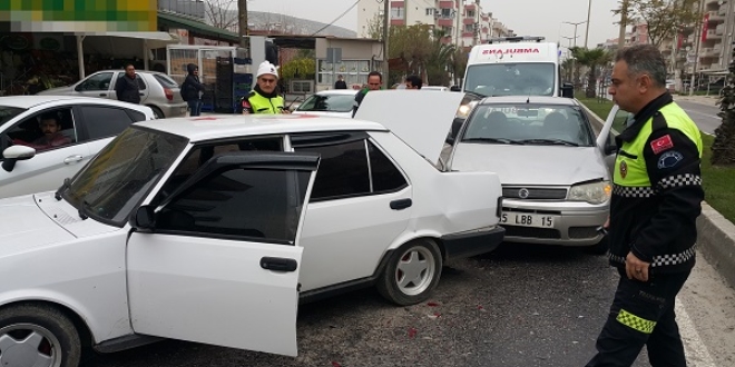 El frenini çekmeyi unutunca araba trafiğe daldı