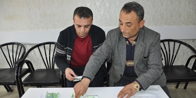 Yolda bulduğu 5 bin avroyu sahibine ulaştırdı