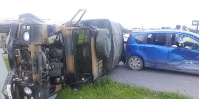 KKTC'de trafik kazası: 7'si asker 10 yaralı