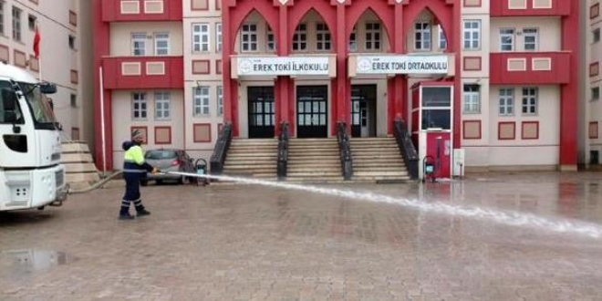 Van'da okul bahçelerinde bahar temizliği