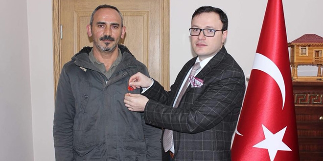 Şehit babasını sırtında taşıyan personel ödüllendirildi