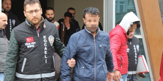 Evli kız kardeşlerini kaçıran adama baltayla saldırdılar