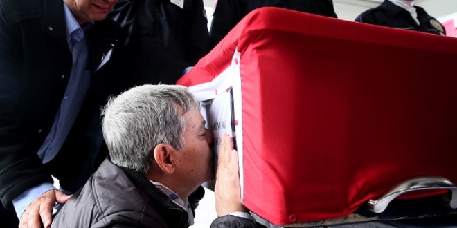 İzmir'de şehit olan polis memuru son yolculuğuna uğurlandı