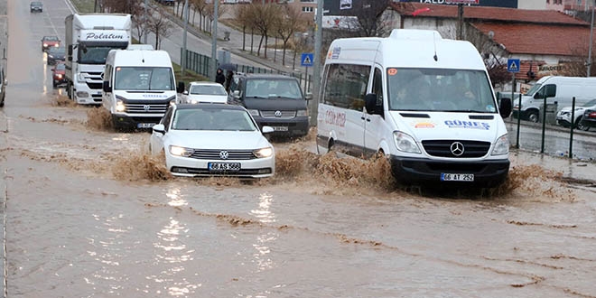 Yozgat'ta sağanak ve dolu yaşamı olumsuz etkildi
