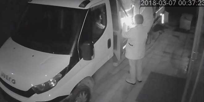 Mobilya mağazasını yakarken kameraya yakalandı