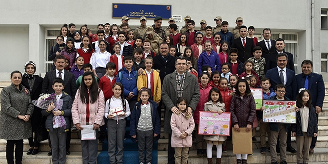Asker ve polis abilerine mektup yazdılar, resim yaptılar