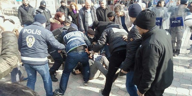 İzinsiz eylem yapan 6 öğrenci gözaltına alındı