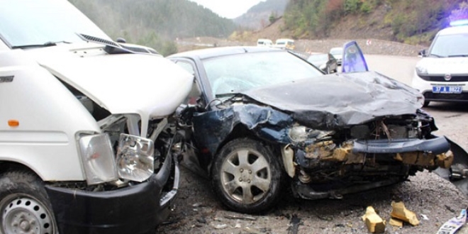 Kastamonu'da öğrenci servisi ile otomobil çarpıştı: 18 yaralı