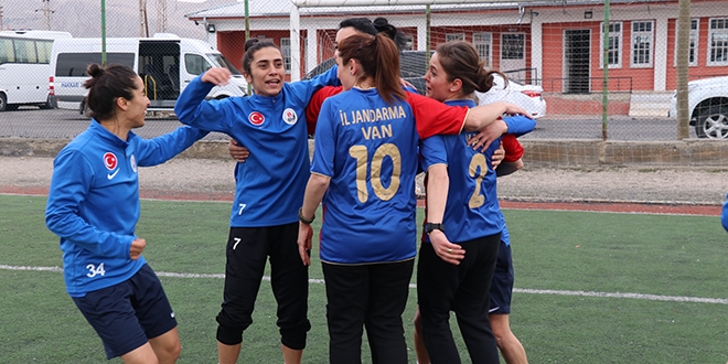Van'da kadın askerler ile futbolcular maç yaptı