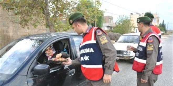 Jandarma bu kez araçları kutlama için durdurdu
