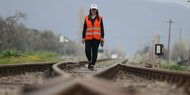 Tren raylarına 'kadın eli'yle yön veriyor