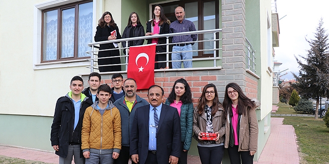 Liselilerden 'dalgalan şanlı bayrağım' projesi