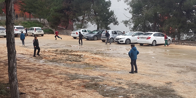 Okula giden öğrencilerin çamurla imtihanı
