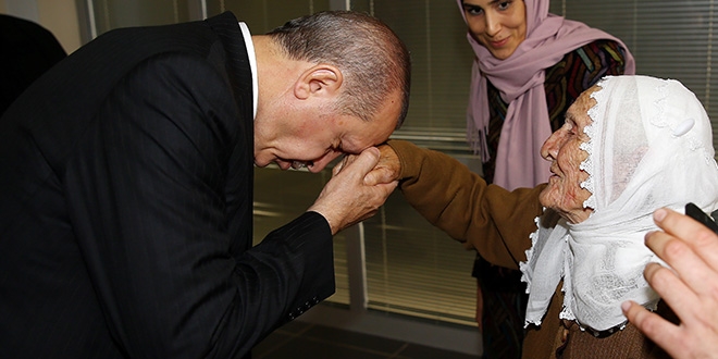 Cumhurbaşkanı Erdoğan, 105 yaşındaki ninenin elini öptü