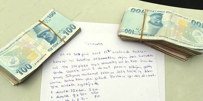 Yolda buldukları 7 bin 755 lirayı polise teslim ettiler