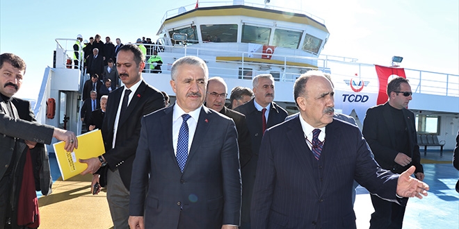Bakan Arslan, Türkiye'nin en büyük feribotunu inceledi
