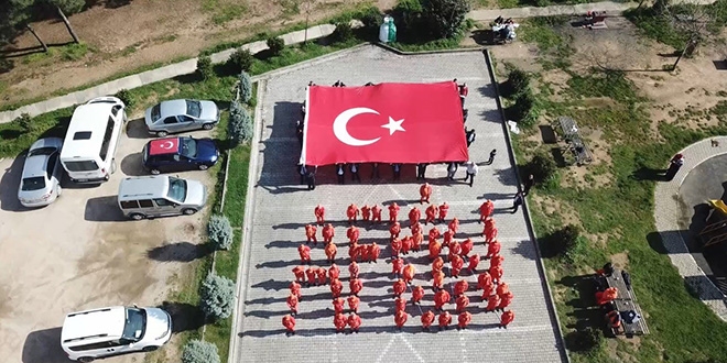 Belediye temizlik işçileri bedenleri ile 'Afrin' yazdı
