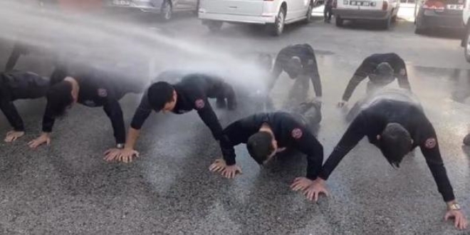 İtfaiyeciler göreve şınav çekip, ıslatılarak başladı