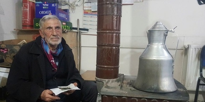 Umre için biriktirdiği parayı, arkadaşı sahte sanıp yaktı