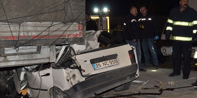TIR'ın altına giren otomobil şoförü öldü