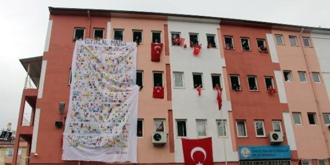 İstiklal Marşı'nın 10 kıtasını kumaş harflerle yazdılar