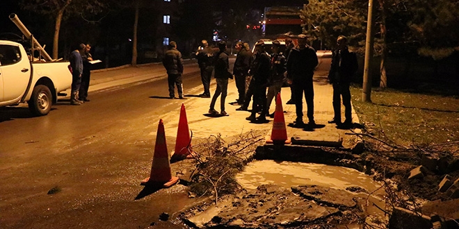 Su borusu patladı, 13 yaşındaki çocuk çukura gömüldü