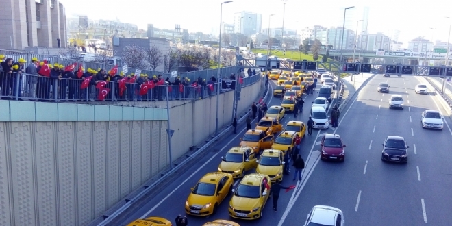 Adliye önünde taksicilerden UBER tepkisi