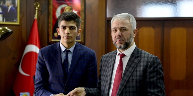 18 yaşındaki kekeme genç 3 ayda hafız oldu