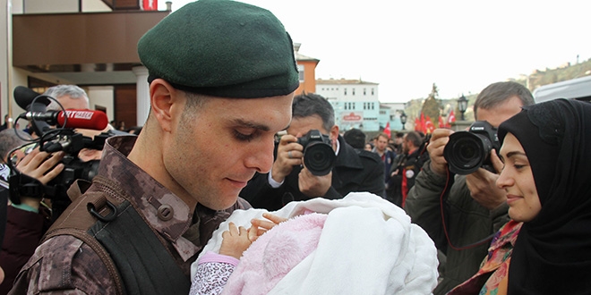 Yeni doğan bebeğini öperek Afrin için yola çıktı