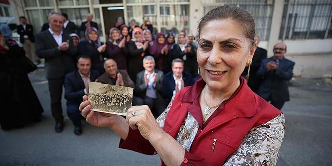 İlk öğrencileriyle 42 yıl sonra buluştu