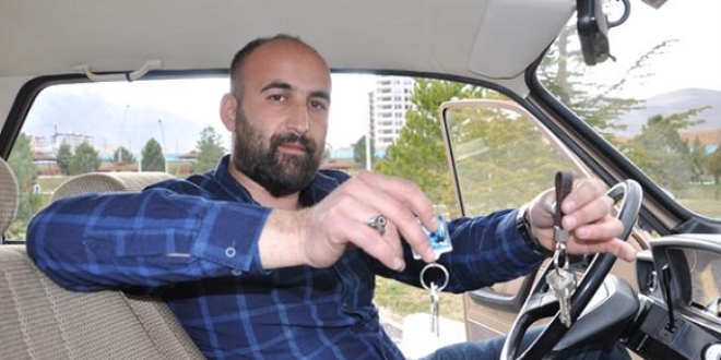 Fabrikadan çıktığı gibi duran 1988 model otomobiline paha biçemiyor