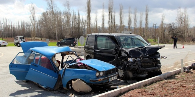 Kütahya'da otomobil ile minibüs çarpıştı: 2 ölü, 2 yaralı