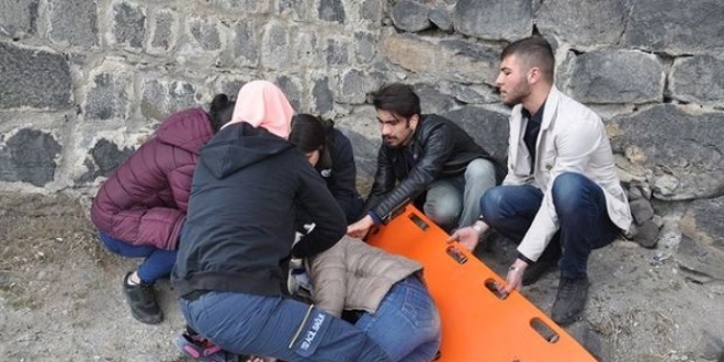Kars Kalesi'nden düşen üniversiteli kız yaralandı