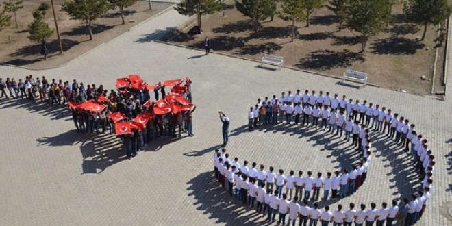 Muş'ta öğrencilerden ay yıldız koreografisi