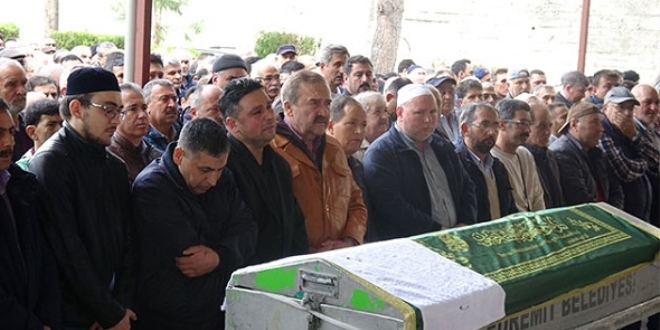 Adliyede kalp krizinden ölen o baba toprağa verildi