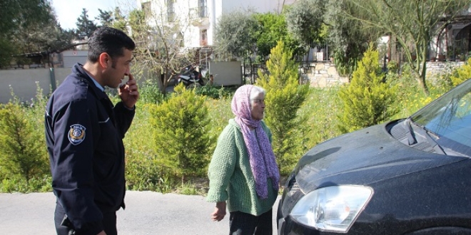 89 yaşındaki nine yola fırladı, caddeyi trafiğe kapattı