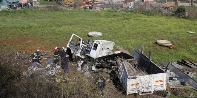Freni boşalan kamyon tarlaya devrildi: 3 yaralı
