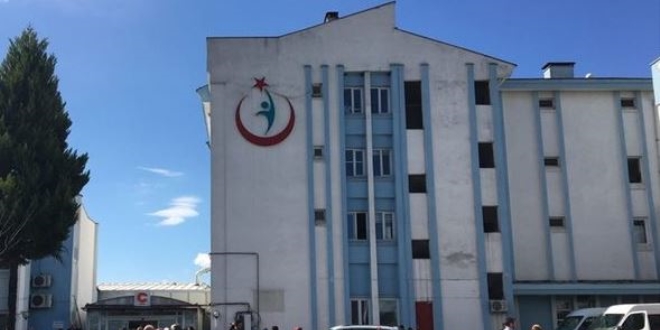 Hasta için çatıya atlayan doktorun ayağı kırıldı