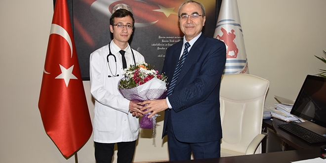 Tıp öğrencisi dekanlık koltuğuna oturdu