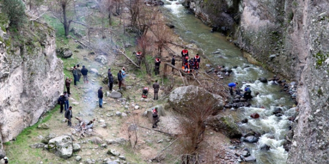 Liseyi bıraktı, hayvanları otlatırken düştüğü derede öldü