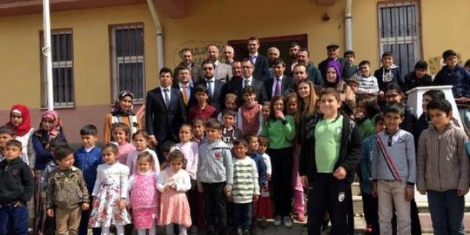 Kardeş köy okuluna kütüphane kazandırdılar