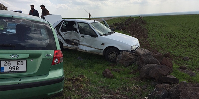Şanlıurfa'da iki araç çarpıştı: 4'ü öğretmen, 6 yaralı
