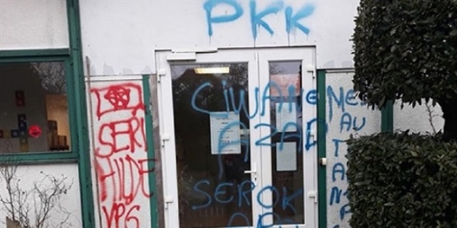Almanya'daki camilerde teröre karşı nöbet