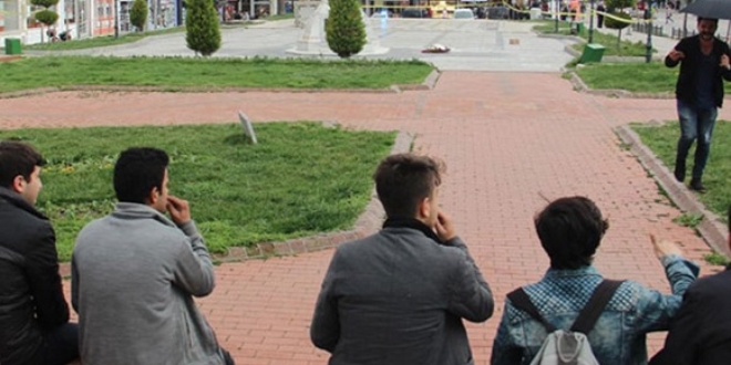 Şüpheli paketi çekirdek çitleyerek izlediler