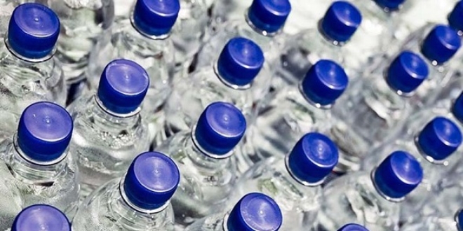 Şişelenmiş sularda plastik kalıntıları bulundu